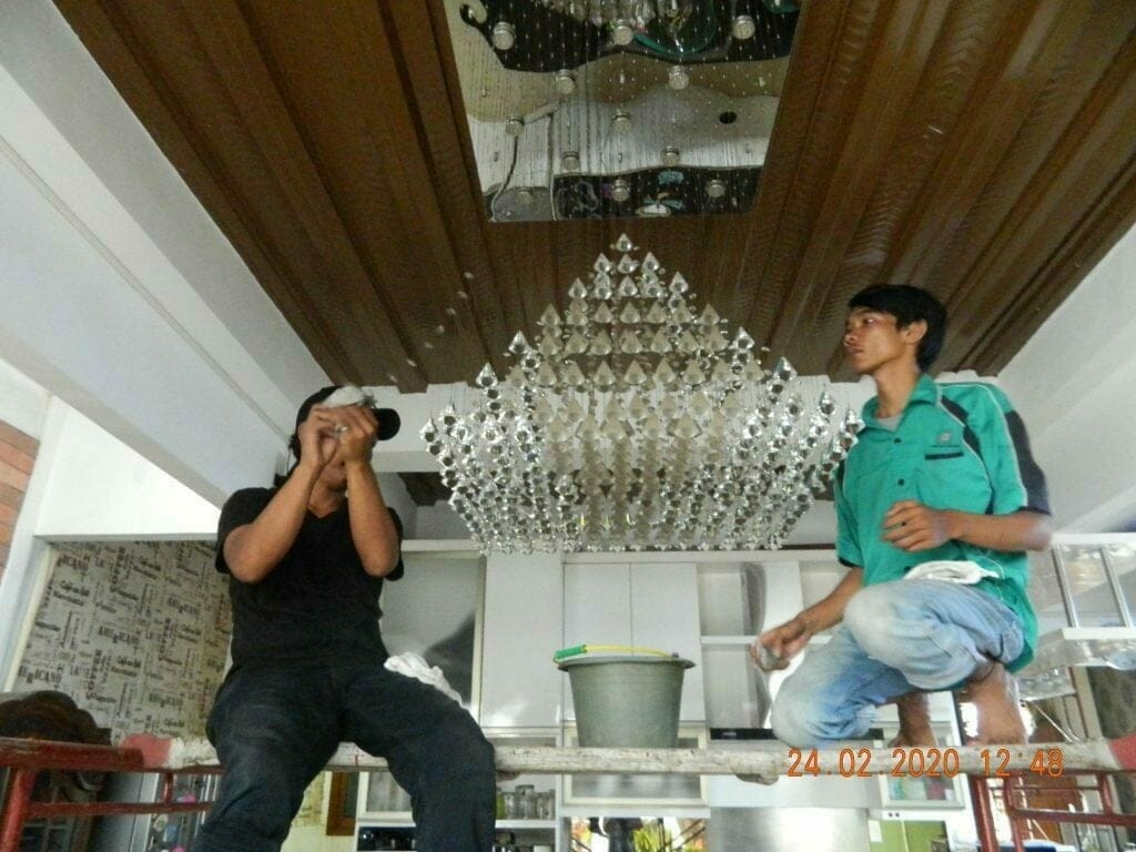 cuci lampu kristal ibu erlin di jati cempaka pondok gede 31