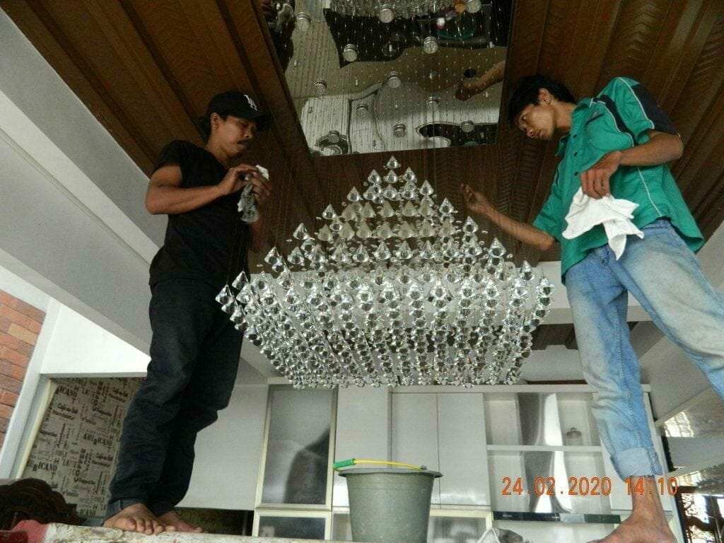 cuci lampu kristal ibu erlin di jati cempaka pondok gede 39