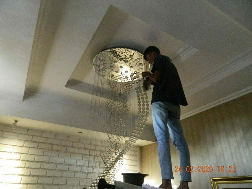 cuci lampu kristal ibu erlin di jati cempaka pondok gede 58