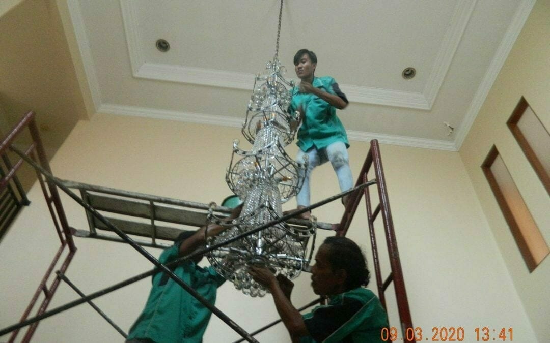 cuci lampu kristal di mutiara sanggraha 32