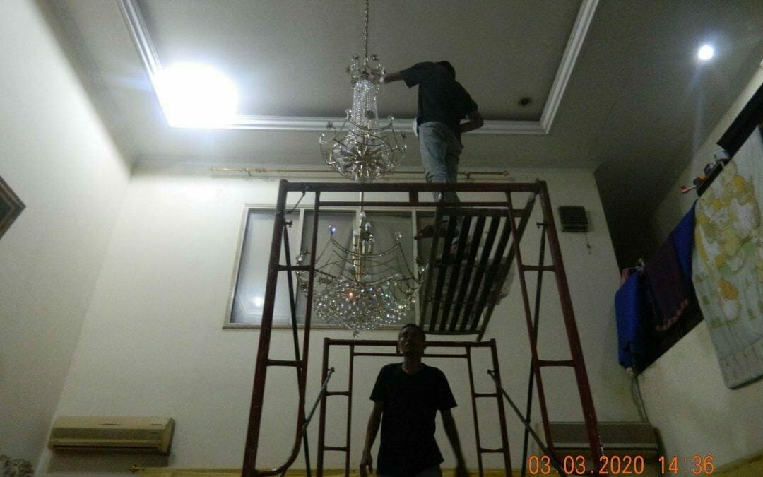cuci lampu kristal di raffles hills cibubur 25
