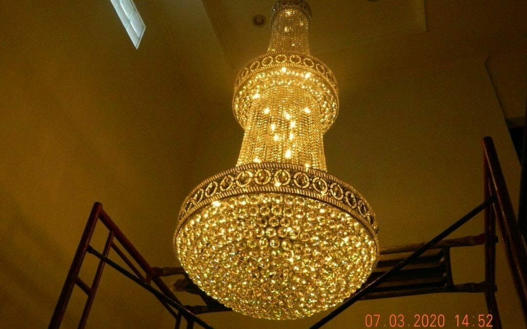 cuci lampu kristal haji sabilan 70