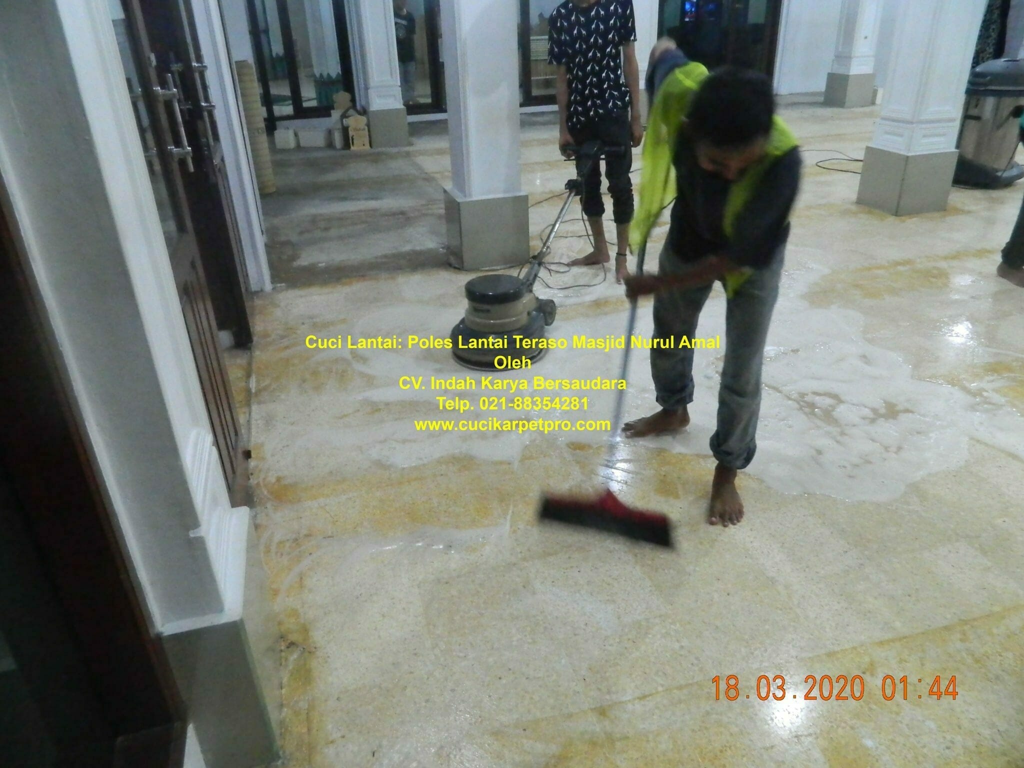 cuci lantai poles lantai teraso masjid nurul amal 09