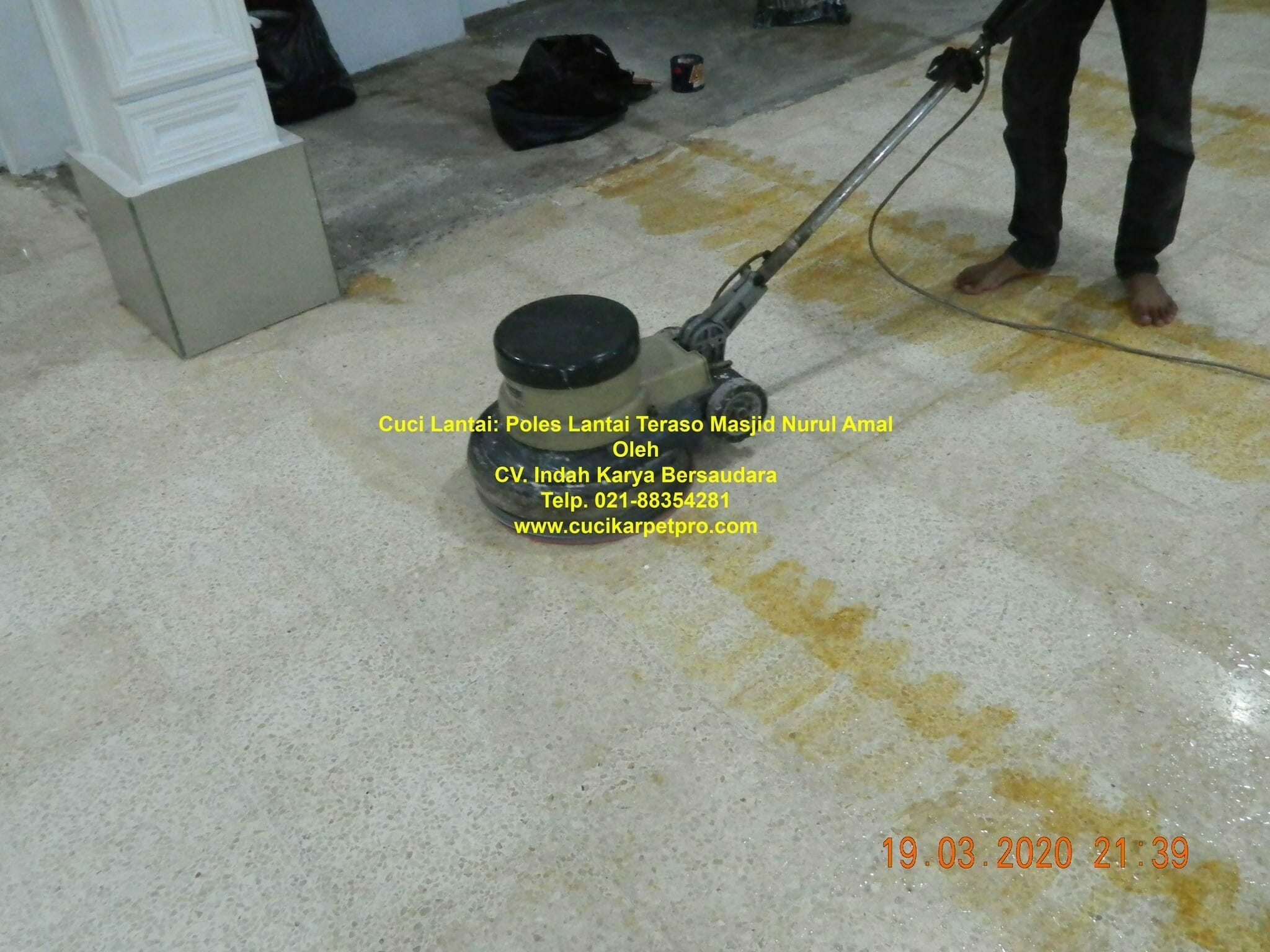 cuci lantai: poles lantai teraso masjid nurul amal 50