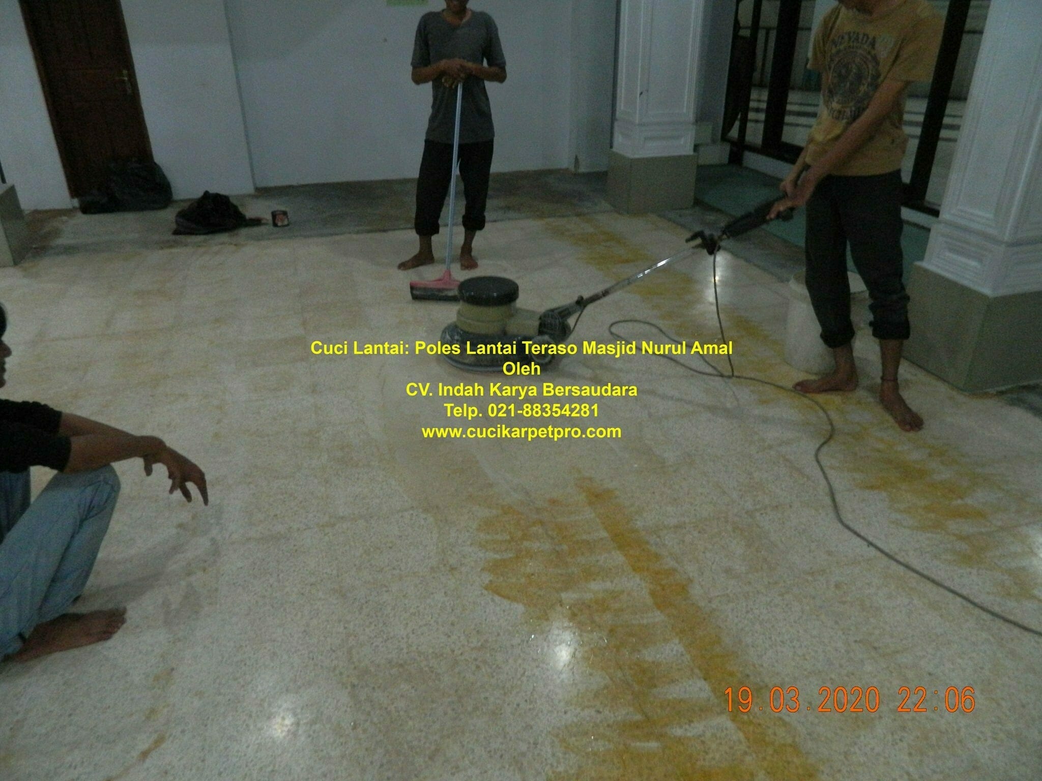 cuci lantai: poles lantai teraso masjid nurul amal 63