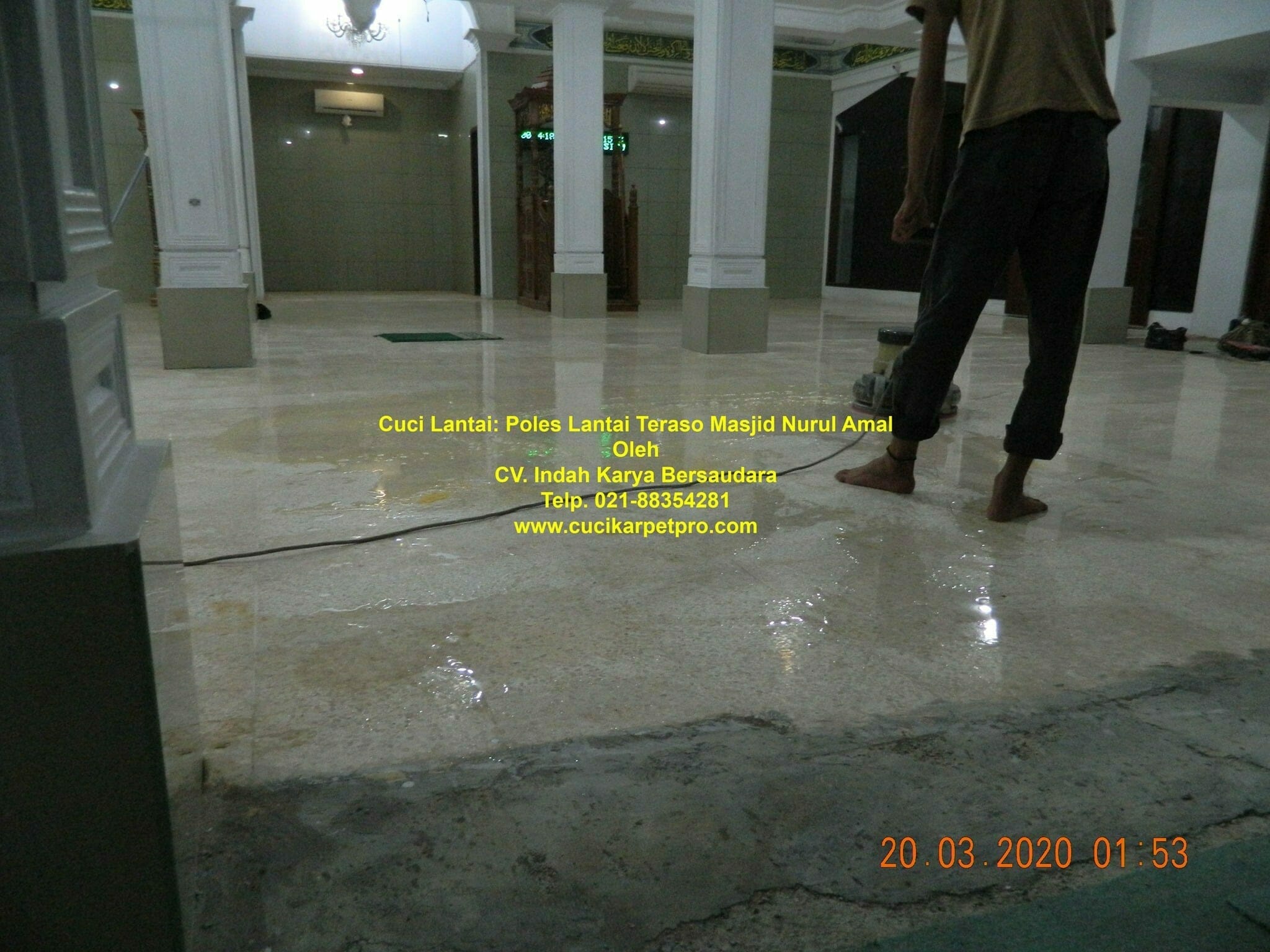 cuci lantai: poles lantai teraso masjid nurul amal 82