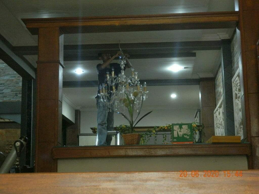 cuci lampu kristal di taman danau telaga kahuripan 06