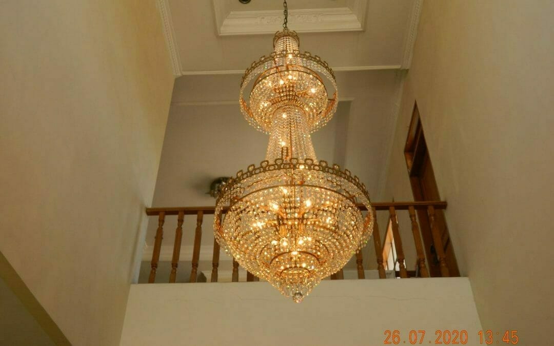 cuci lampu kristal di jati asih 34