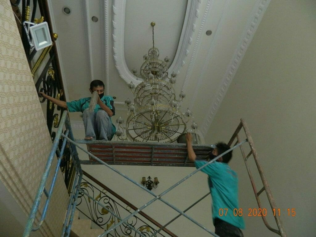 cuci lampu kristal di sunter paradise 05