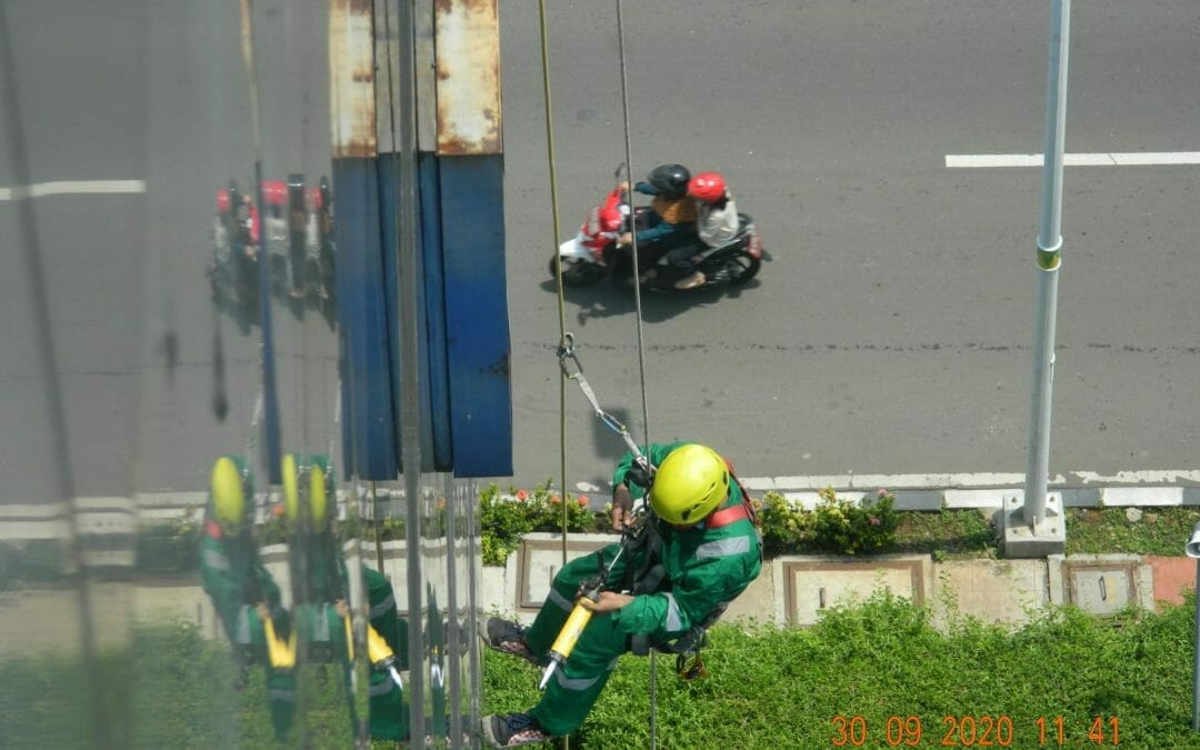 Sealant Kaca Gedung Graha Kencana Kebun Jeruk H2
