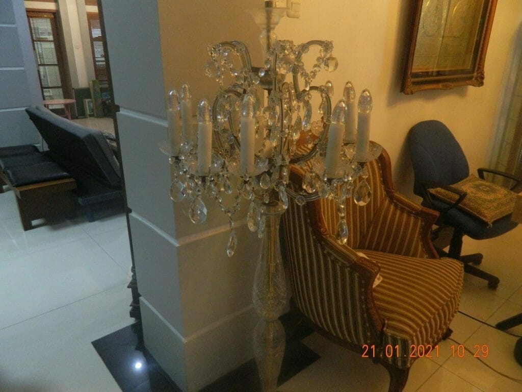 cuci lampu kristal di bahamast residence 08