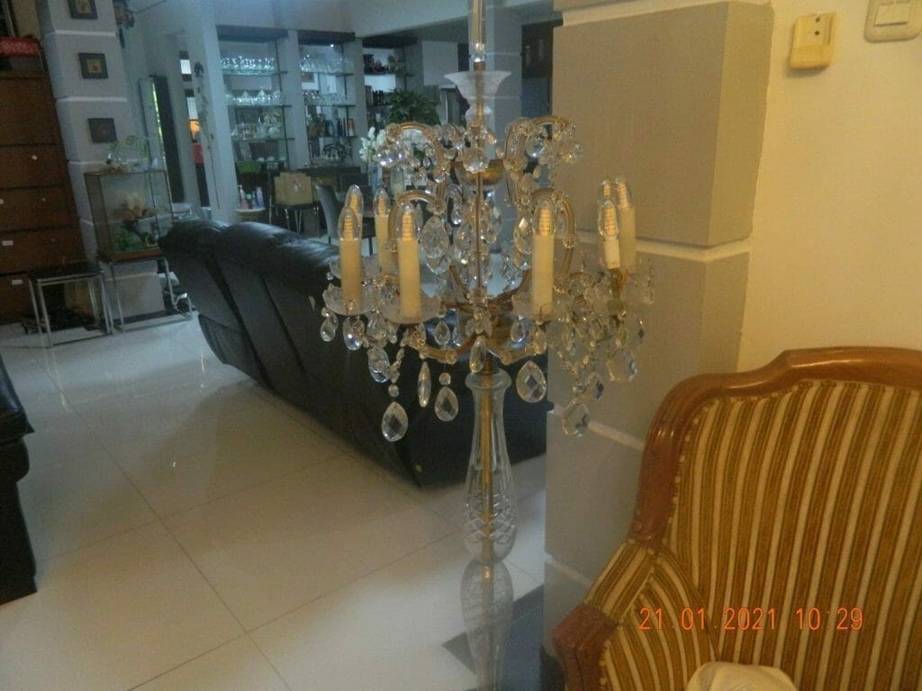 cuci lampu kristal di bahamast residence 10