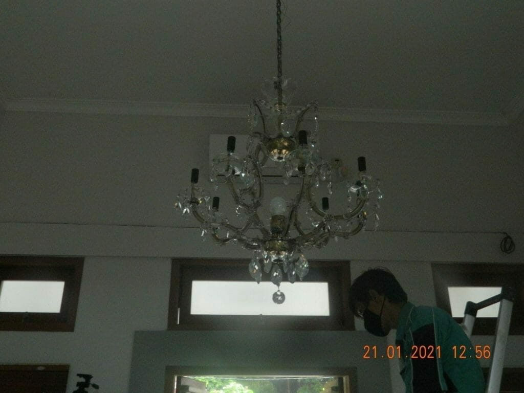 cuci lampu kristal di bahamast residence 30