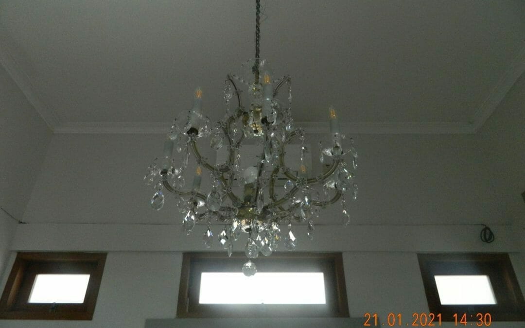 cuci lampu kristal di bahamast residence 36