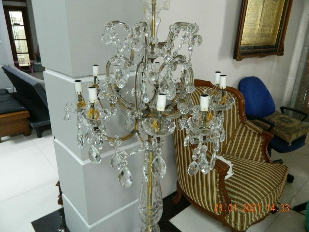 cuci lampu kristal di bahamast residence 45