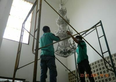 cuci lampu kristal di komplek departemen keuangan 27