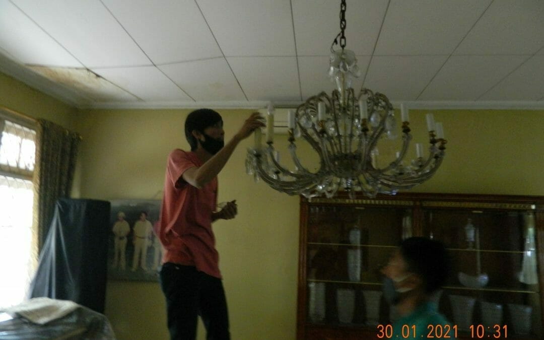 cuci lampu kristal di komplek tni al 12