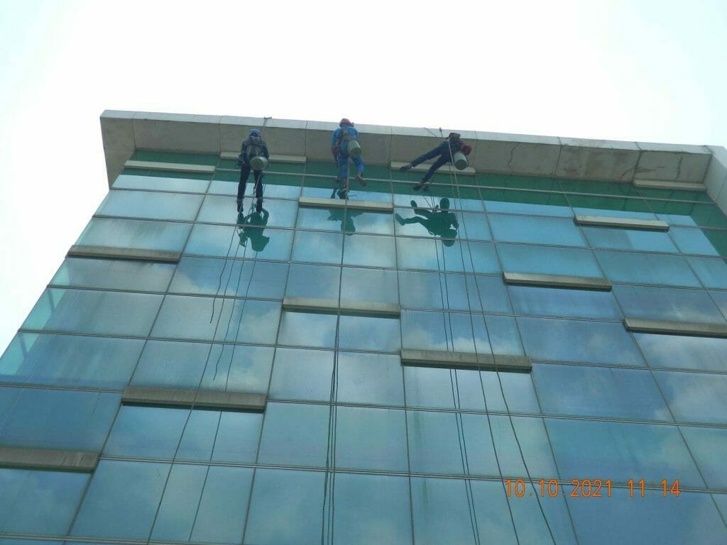 cuci kaca gedung kantor di cikarang central city 01