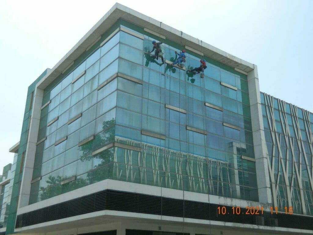 cuci kaca gedung kantor di cikarang central city 05
