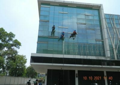 cuci kaca gedung kantor di cikarang central city 16