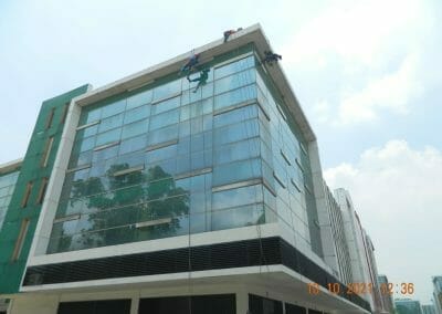 cuci kaca gedung kantor di cikarang central city 17