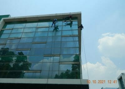 cuci kaca gedung kantor di cikarang central city 21