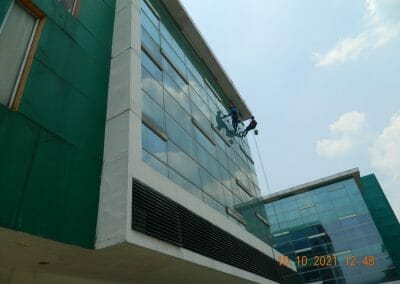 cuci kaca gedung kantor di cikarang central city 23
