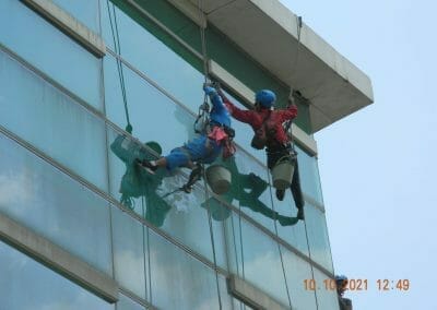cuci kaca gedung kantor di cikarang central city 26