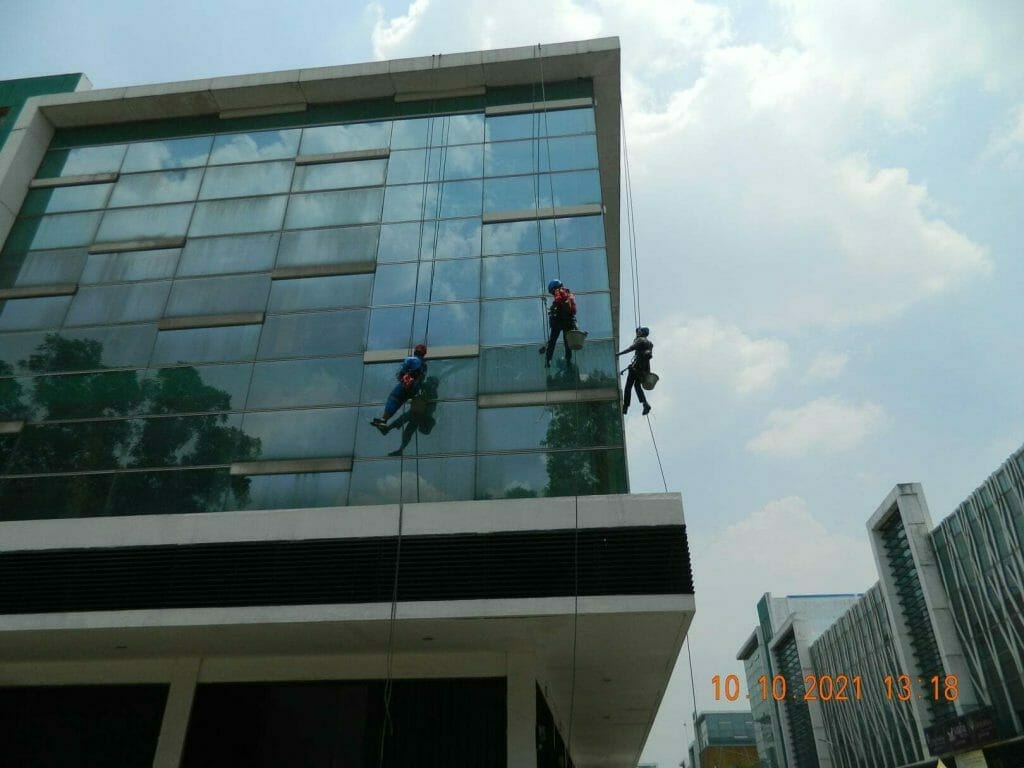 cuci kaca gedung kantor di cikarang central city 29