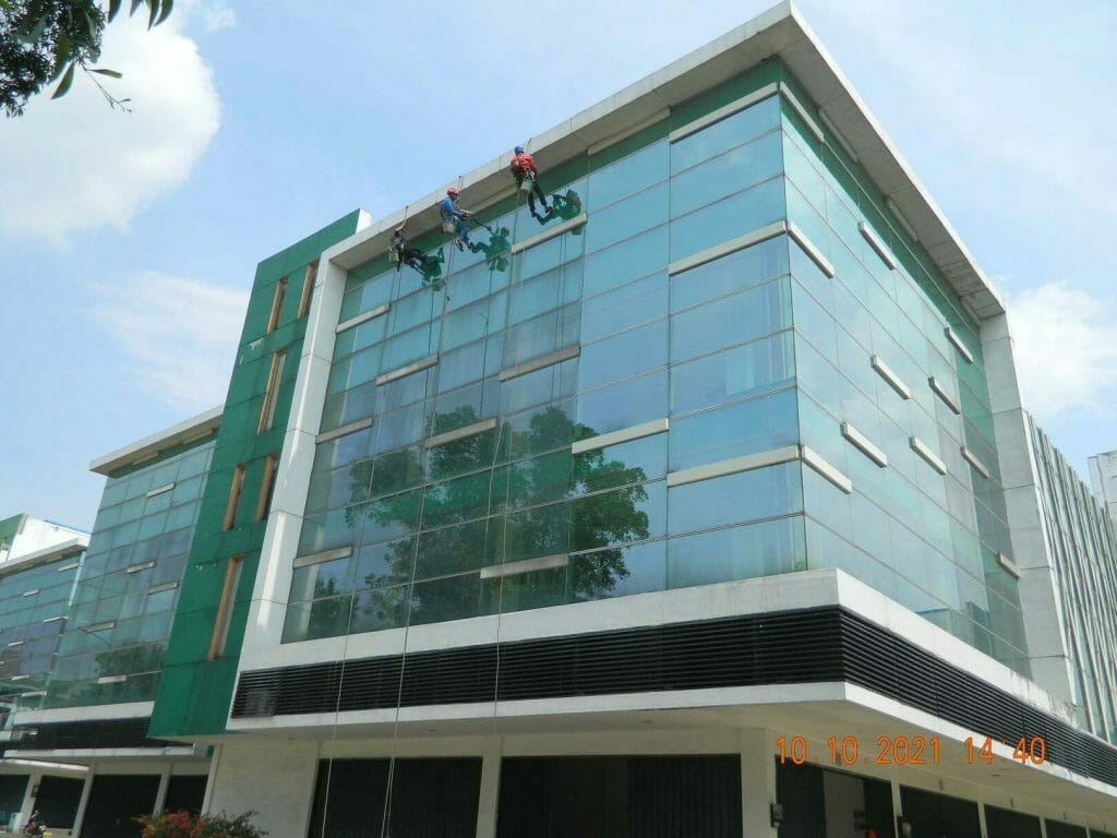 cuci kaca gedung kantor di cikarang central city 35