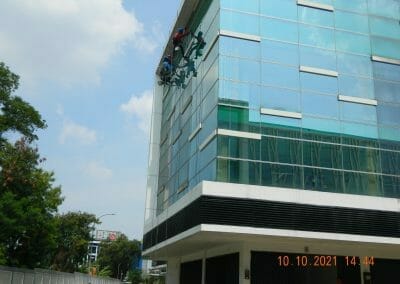 cuci kaca gedung kantor di cikarang central city 40