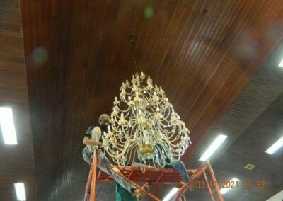 cuci lampu kristal gereja hkbp pasar rebo 15