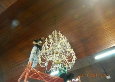 cuci lampu kristal gereja hkbp pasar rebo 19