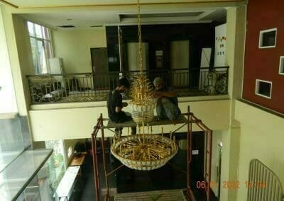 cuci lampu kristal gedung rhema indonesia 20