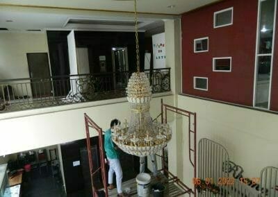cuci lampu kristal gedung rhema indonesia 22