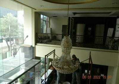cuci lampu kristal gedung rhema indonesia 23