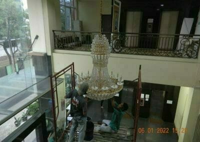 cuci lampu kristal gedung rhema indonesia 24