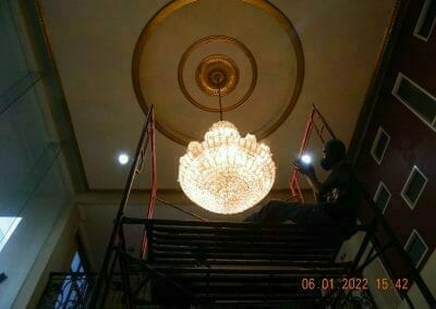 cuci lampu kristal gedung rhema indonesia 27