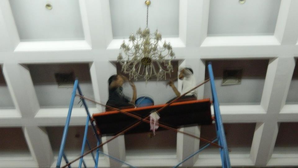 cuci lampu kristal hari ke 2 antam 01