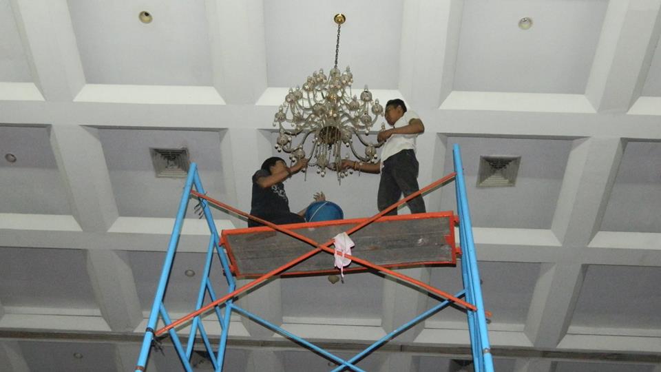 cuci lampu kristal hari ke 2 antam 03