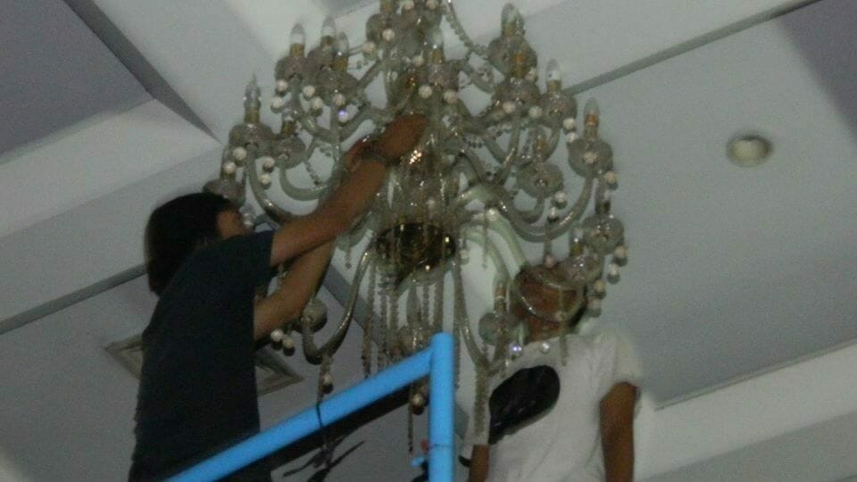 cuci lampu kristal hari ke 2 antam 04