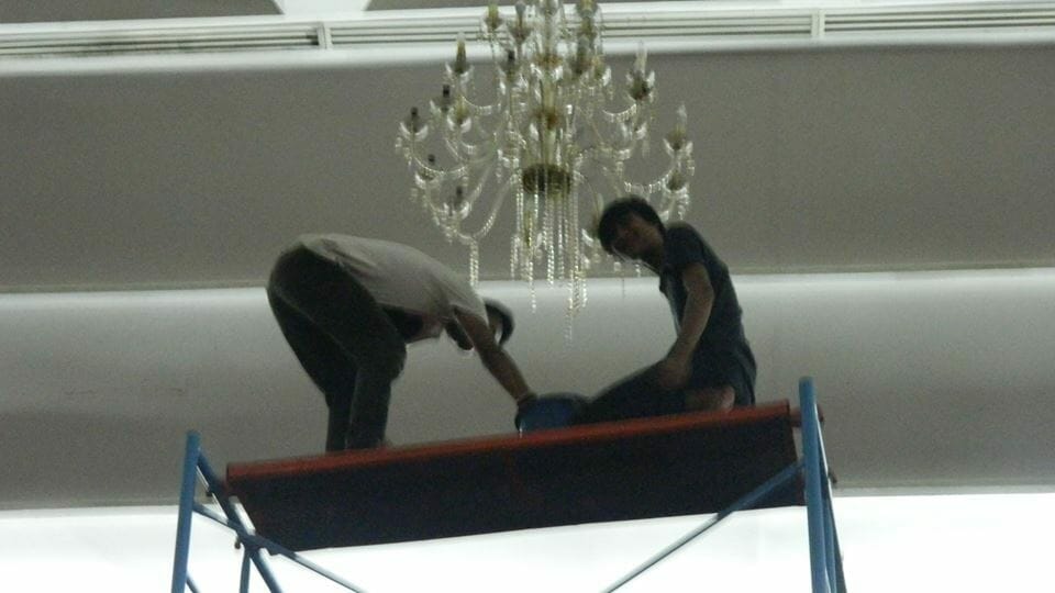 cuci lampu kristal hari ke 2 antam 05