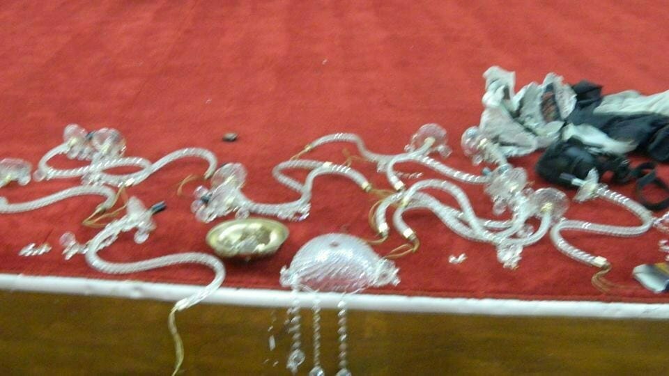 cuci lampu kristal hari ke 2 antam 06