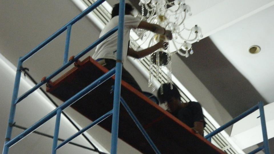 cuci lampu kristal hari ke 2 antam 08