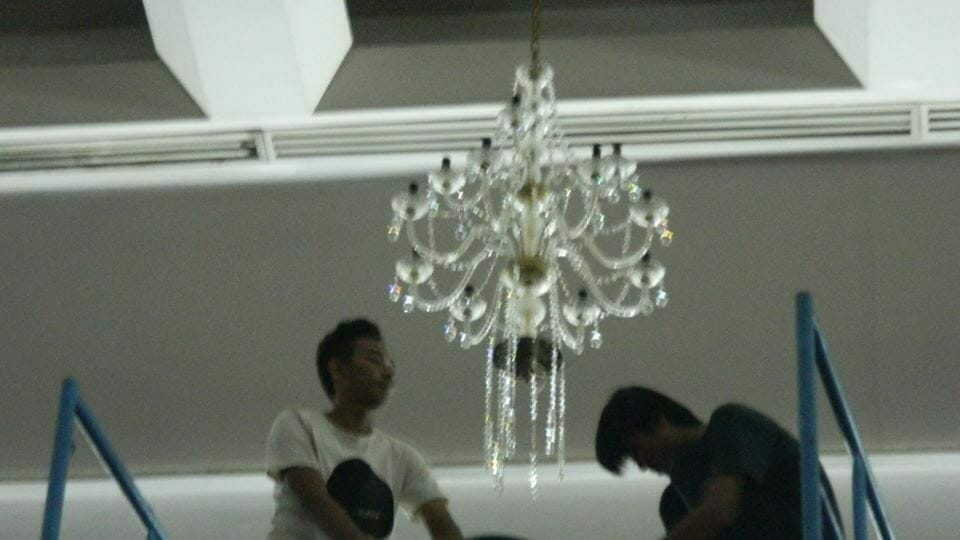 cuci lampu kristal hari ke 2 antam 09