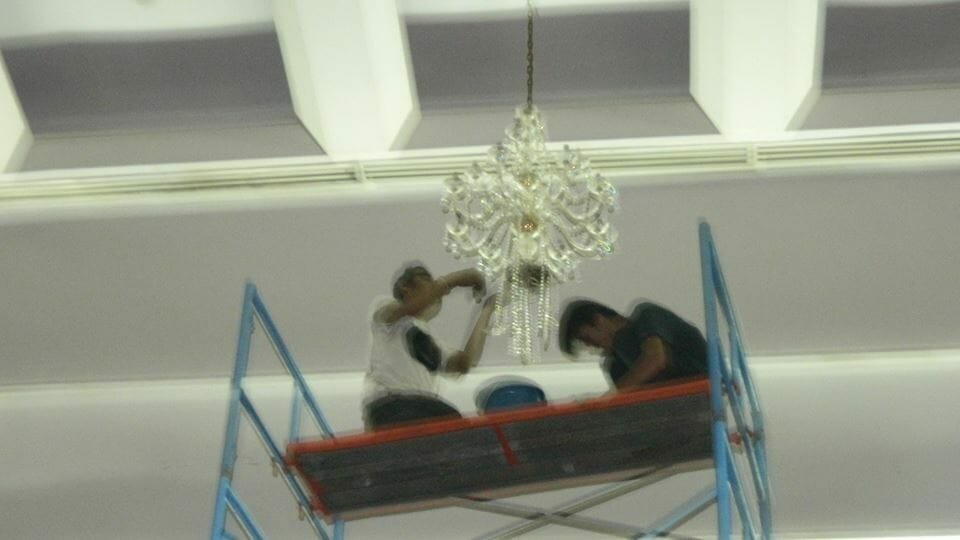 cuci lampu kristal hari ke 2 antam 10