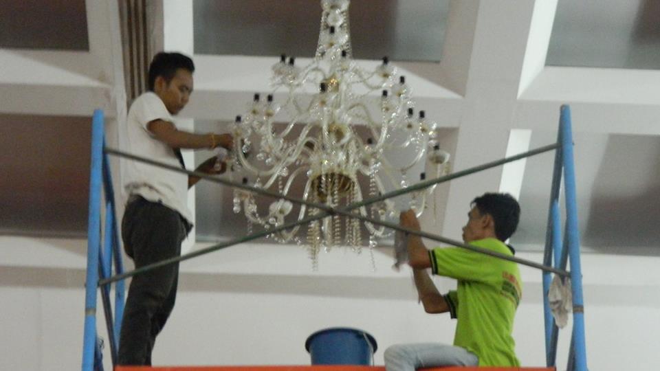 cuci lampu kristal hari ke 2 antam 13