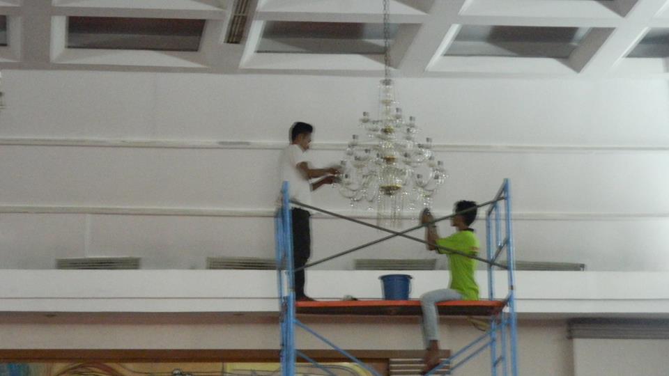 cuci lampu kristal hari ke 2 antam 14