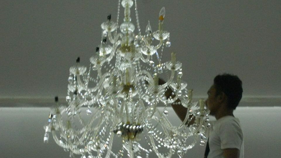 Cuci lampu kristal hari ke-5 Antam cuci lampu kristal hari ke-5 antam 12