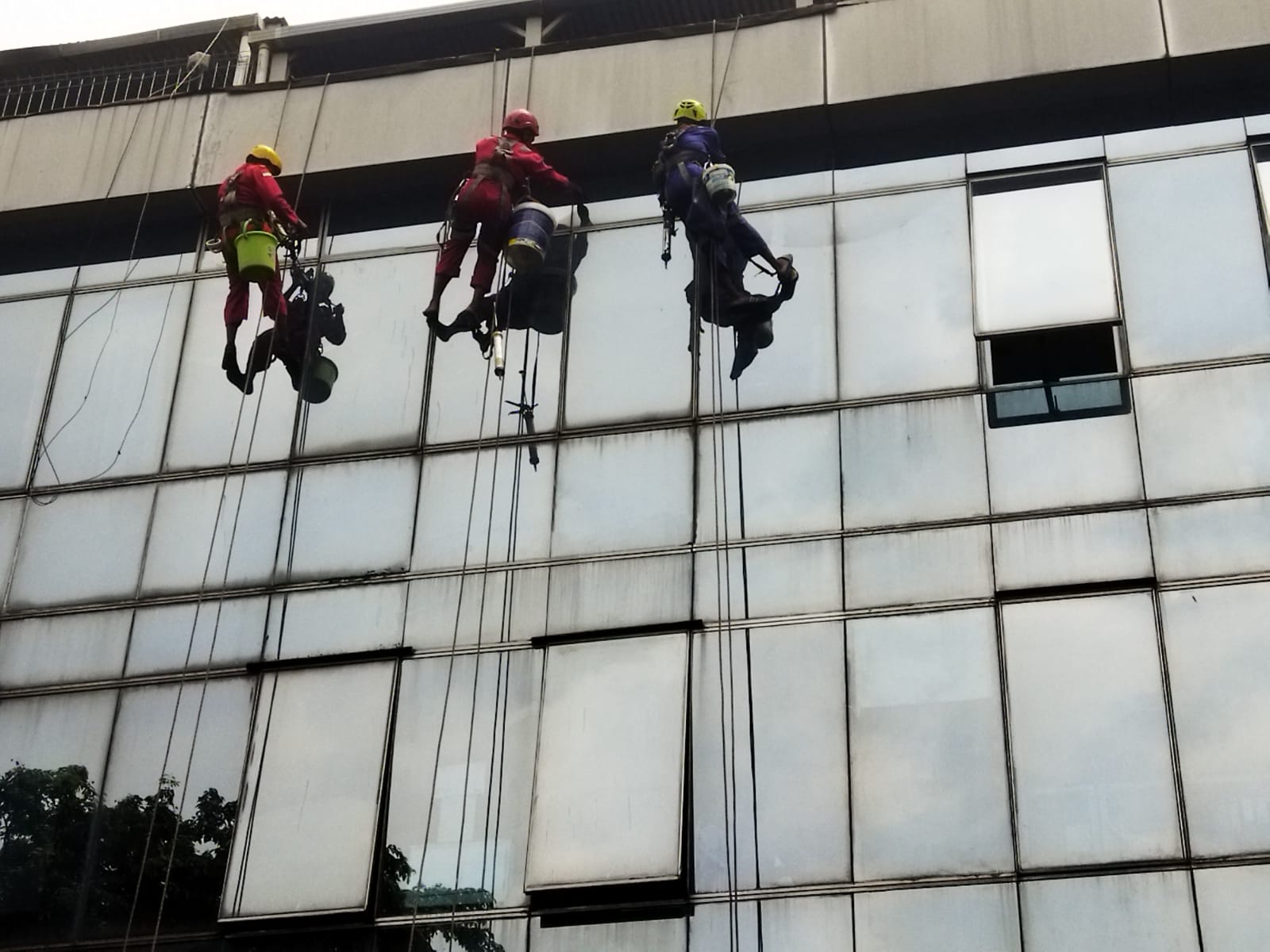 cuci kaca gedung sealant kaca gedung ruko 09